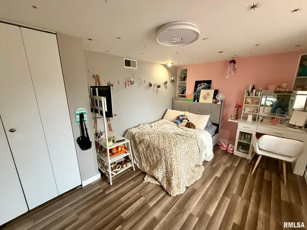 $315,000 | 807 Poplar Drive, Petersburg, IL 62675