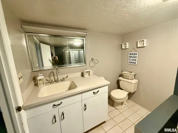 $315,000 | 807 Poplar Drive, Petersburg, IL 62675