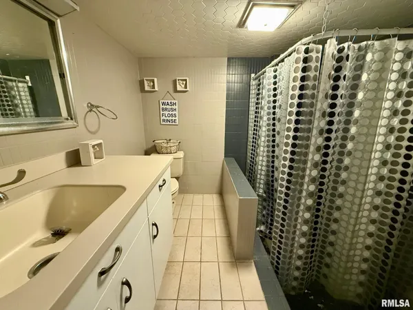 $315,000 | 807 Poplar Drive, Petersburg, IL 62675