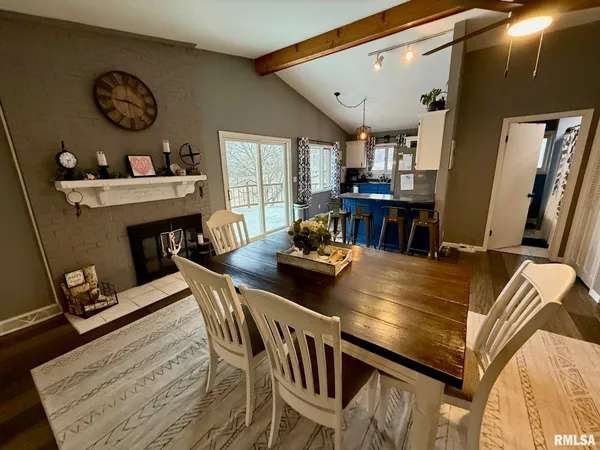 $315,000 | 807 Poplar Drive, Petersburg, IL 62675