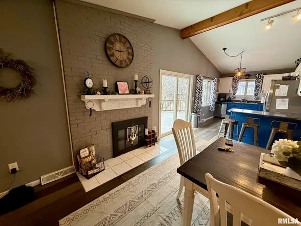 $315,000 | 807 Poplar Drive, Petersburg, IL 62675