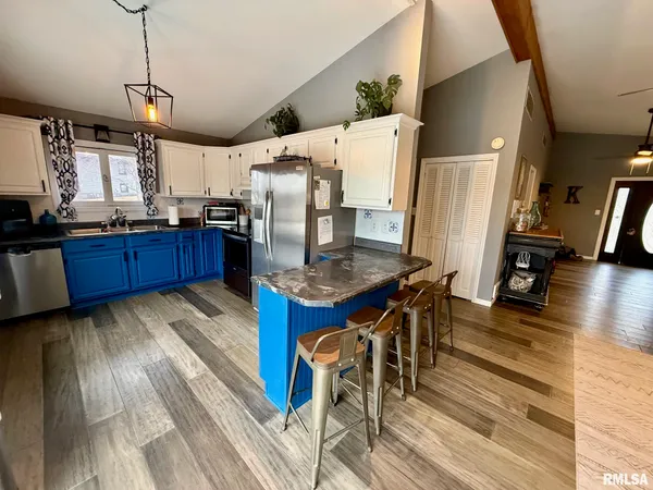 $315,000 | 807 Poplar Drive, Petersburg, IL 62675