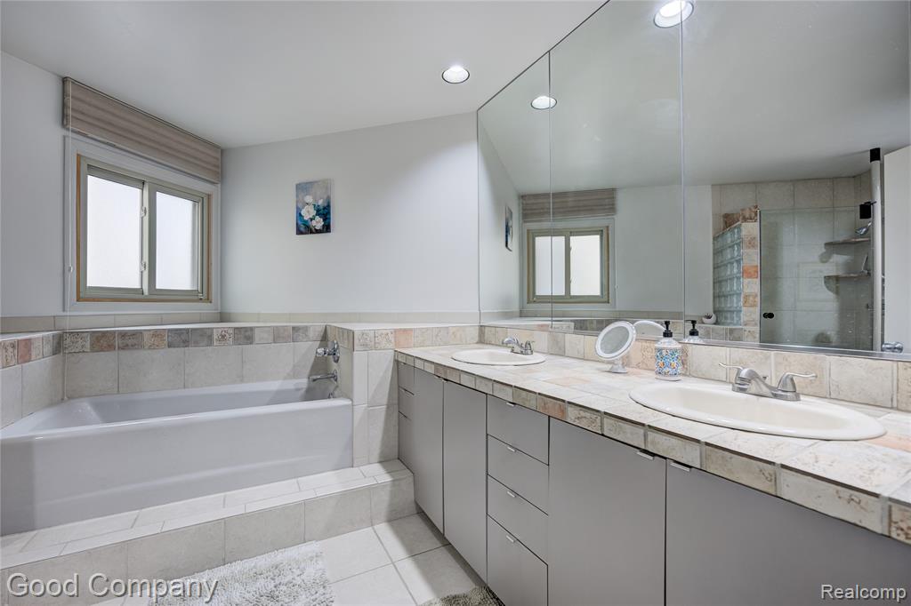 6255 Celeste Road West Bloomfield, MI 48322 - Photo 25 of 50
