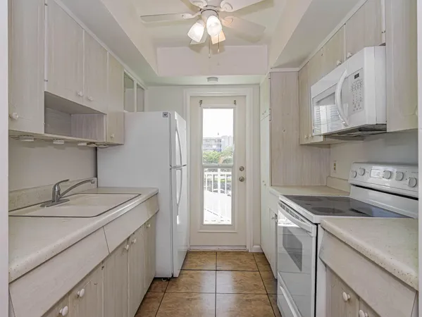 $2,350 | 37 Yacht Club Drive, Unit 310, North Palm Beach, FL 33408