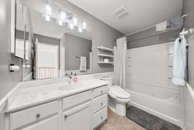 $575,000 | 25143 West Glen Oaks Lane, Shorewood, IL 60404