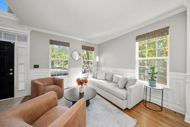 $575,000 | 25143 West Glen Oaks Lane, Shorewood, IL 60404