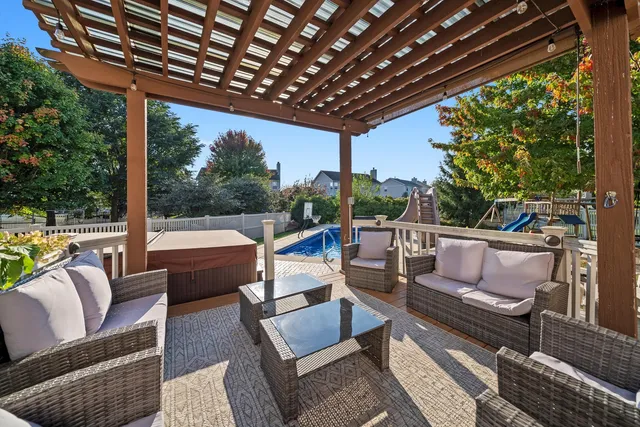 $575,000 | 25143 West Glen Oaks Lane, Shorewood, IL 60404