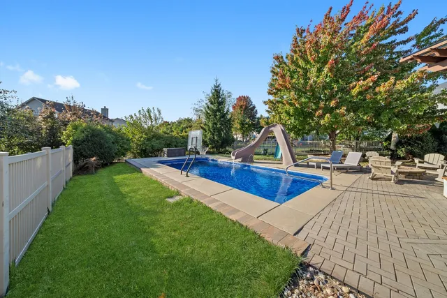 $575,000 | 25143 West Glen Oaks Lane, Shorewood, IL 60404