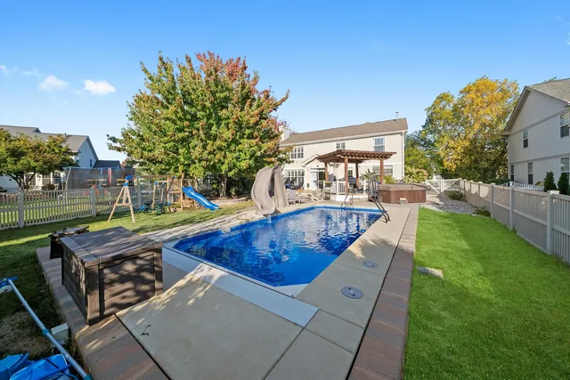 $575,000 | 25143 West Glen Oaks Lane, Shorewood, IL 60404