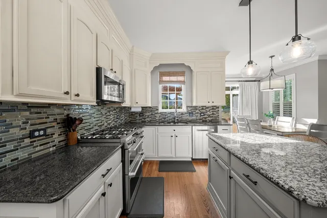 $575,000 | 25143 West Glen Oaks Lane, Shorewood, IL 60404