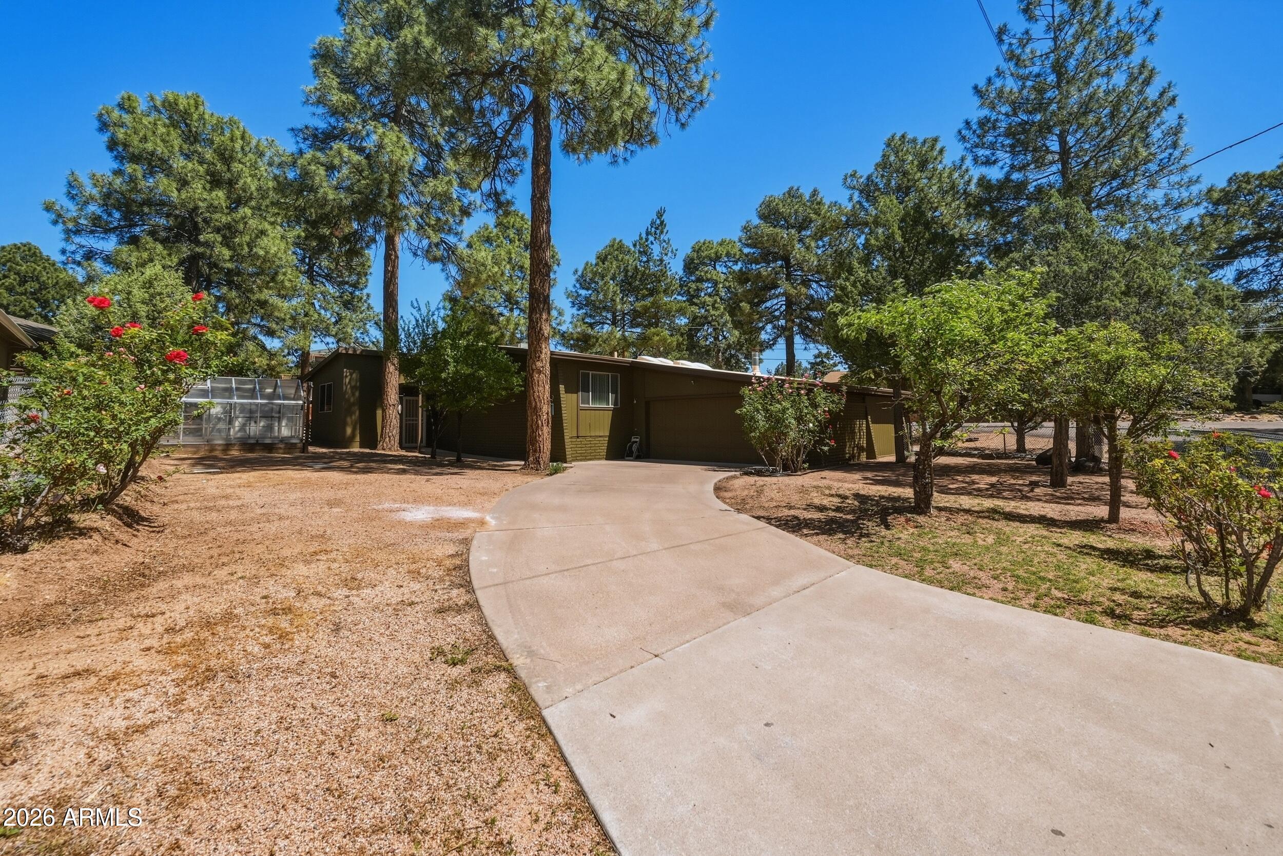 902 South Pineview Street Payson, AZ 85541 - Photo 28 of 32 a view of a backyard of the house