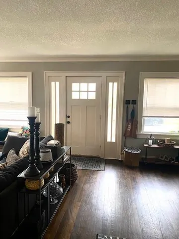 $2,800 | 701 East 54th Street, Kansas City, MO 64110