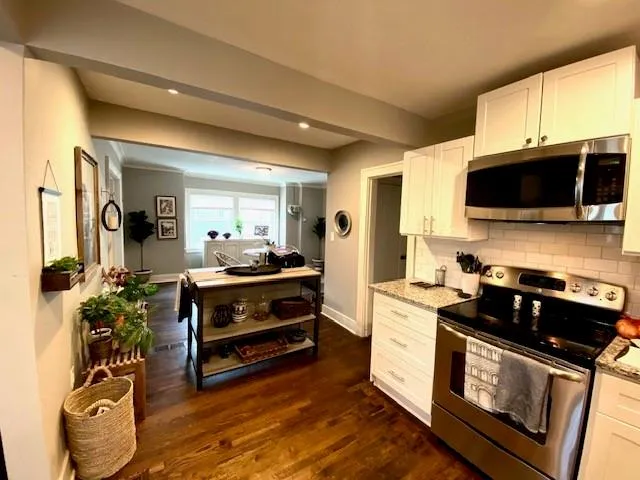 $2,800 | 701 East 54th Street, Kansas City, MO 64110