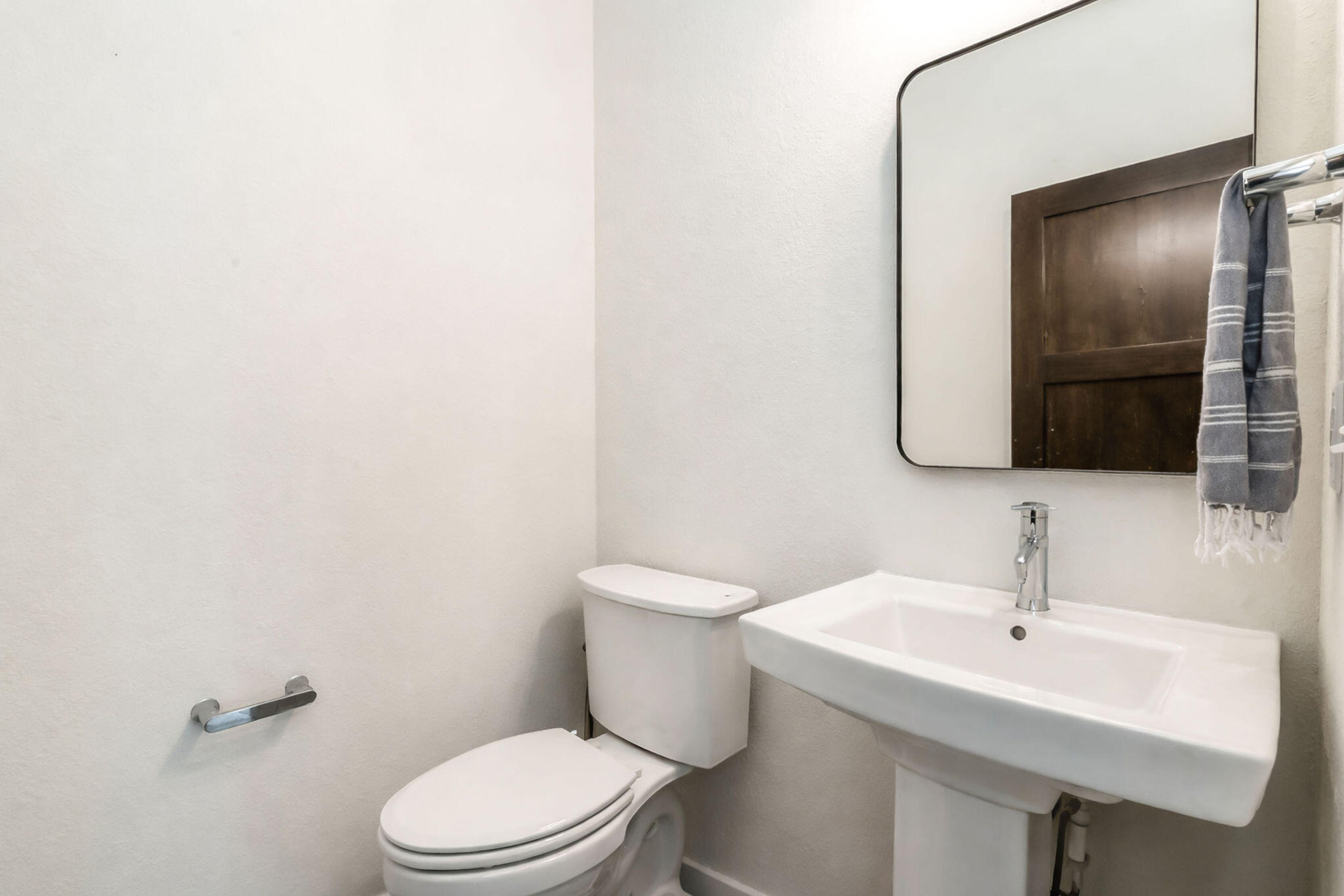 8955 Highlander Drive Mequon, WI 53097 - Photo 17 of 36 Powder Room