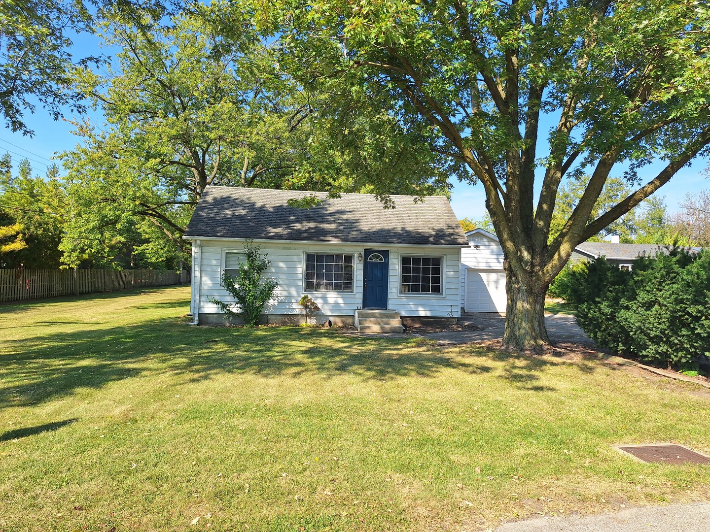 931 South Cedar Road New Lenox, IL 60451 - Photo 1 of 16 a view of a house with swimming pool next to a big yard