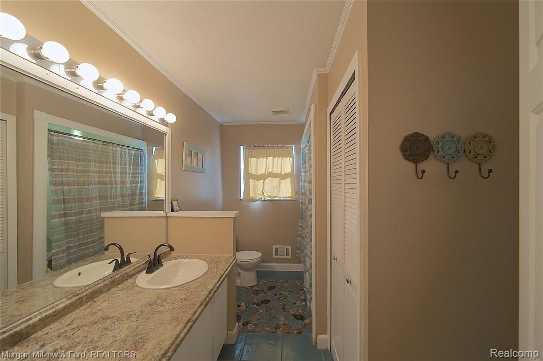 8475 Foster Road Clarkston, MI 48346 - Photo 14 of 35 Granite vanity/ceramic flooring in full bath