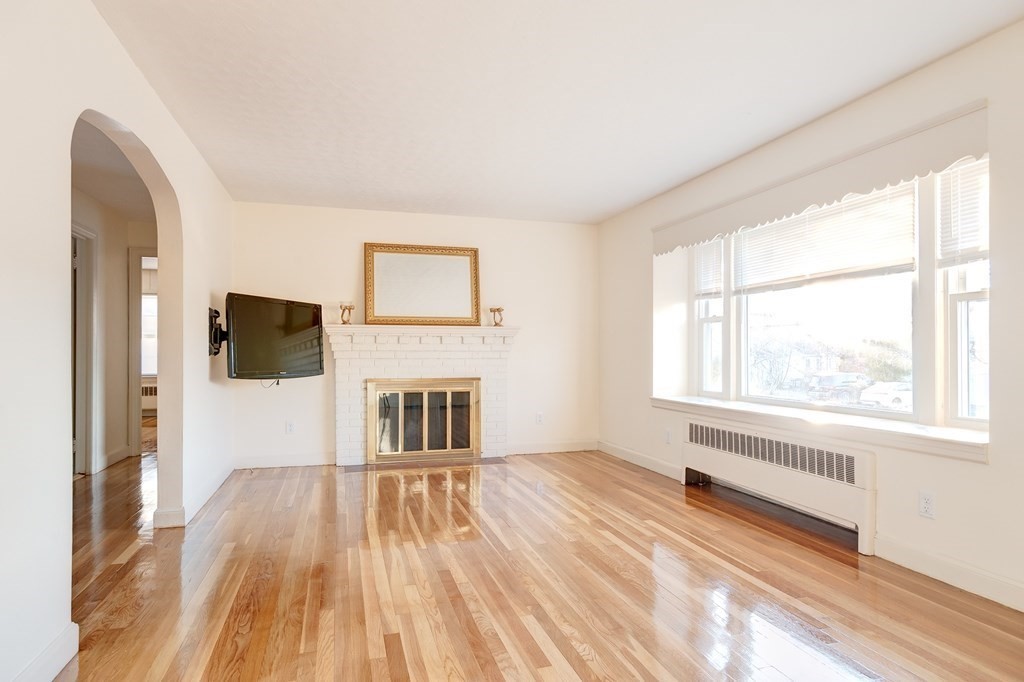 22 Thornton Road Worcester, MA 01606 - Photo 2 of 19 Gallery Image 2