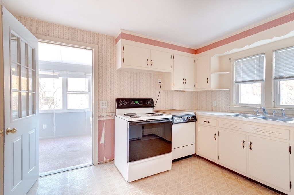 22 Thornton Road Worcester, MA 01606 - Photo 9 of 19 Gallery Image 9