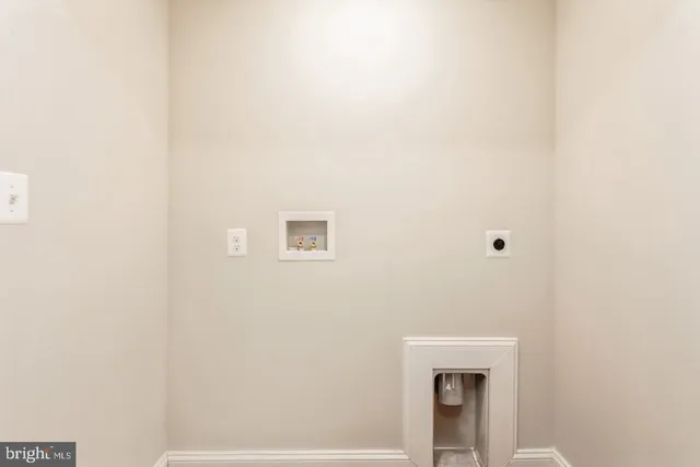 a view of entryway with white wall