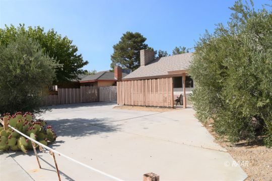 816 West Ward Avenue Ridgecrest, CA 93555 - Photo 3 of 35