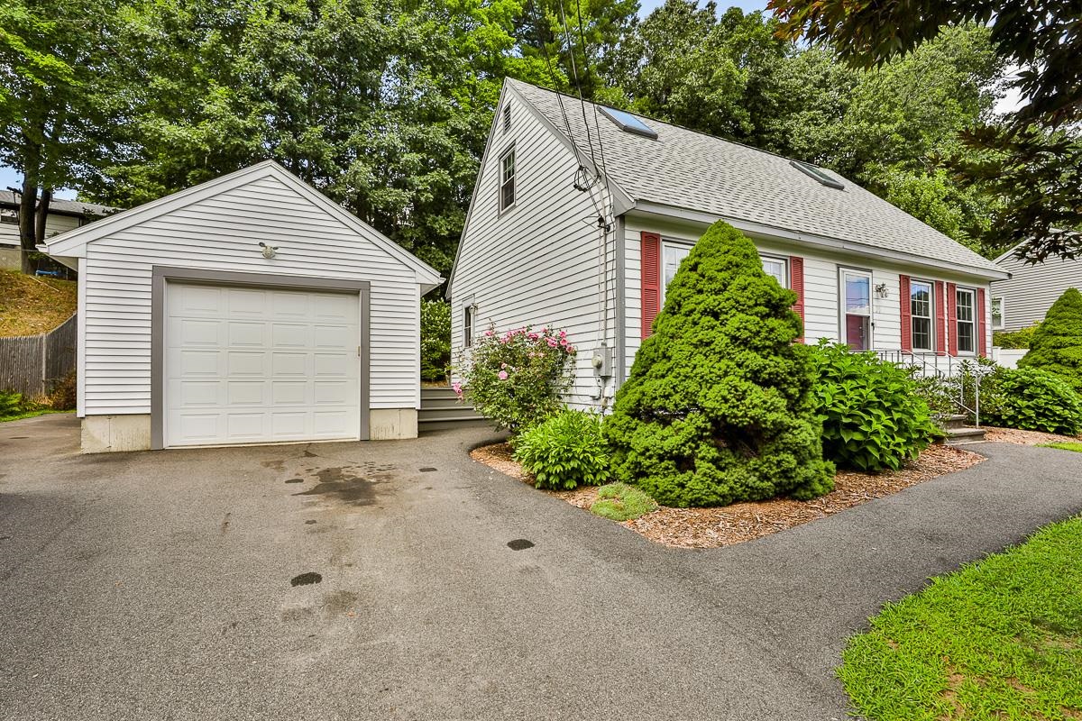 20 Syracuse Road Nashua, NH 03064 - Photo 3 of 34