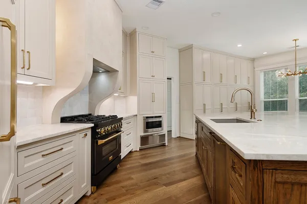 $1,489,000 | 170 Golden Shadow Circle, The Woodlands, TX 77381