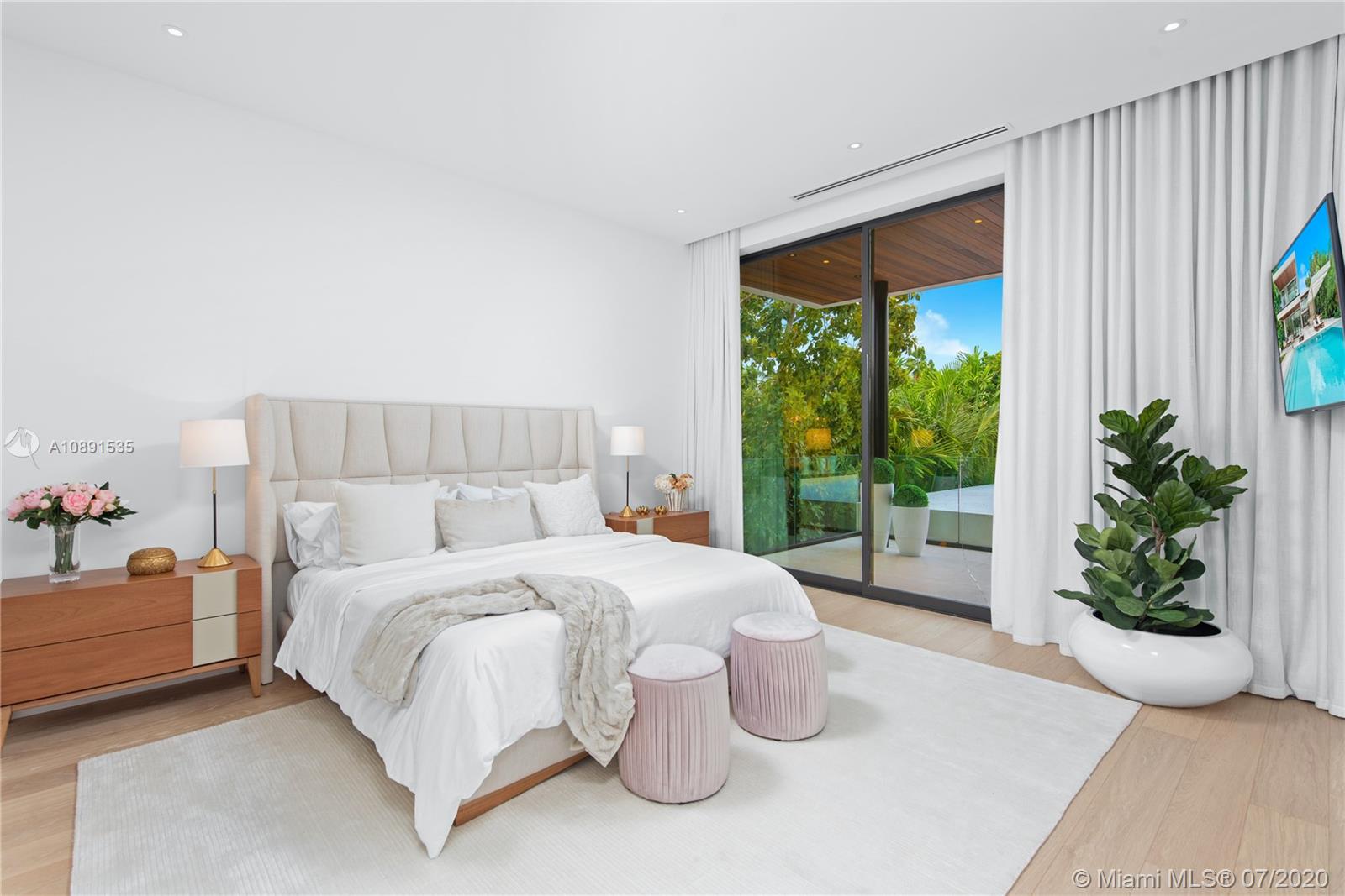 Sunset Islands Miami Beach, FL 33140 - Photo 30 of 72 a bedroom with a bed and a potted plant