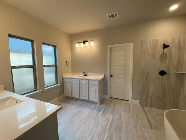 $459,990 | 140 Kenilworth Lane, Greenville, TX 75401