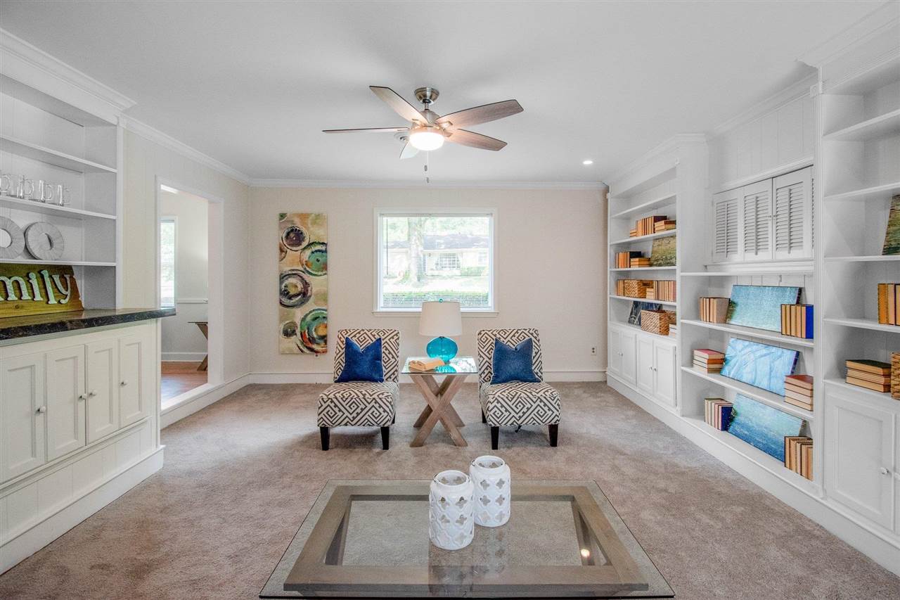 371 Wallace Road Memphis, TN 38117 - Photo 2 of 21 a living room with furniture and a window