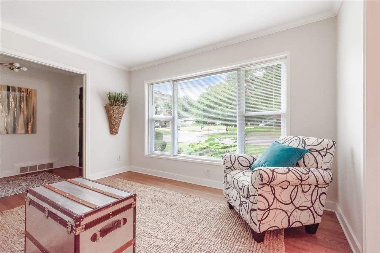 371 Wallace Road Memphis, TN 38117 - Photo 3 of 21 a living room with furniture and a window