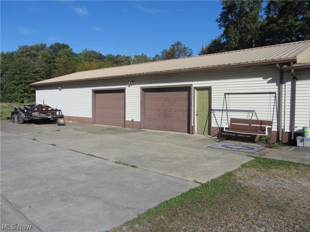 1049 Ridge Road Vienna, OH 44473 - Photo 5 of 31 Attached Garage