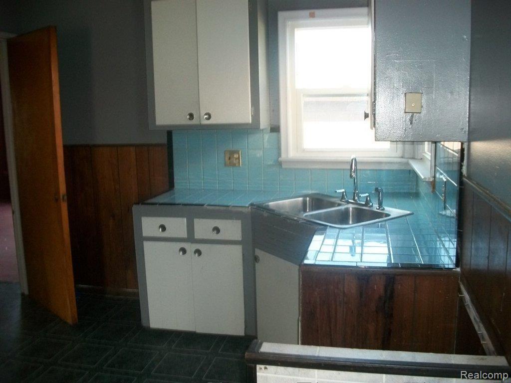 450 Longfellow Inkster, MI 48141 - Photo 17 of 21 kitchen 2 pic.JPG