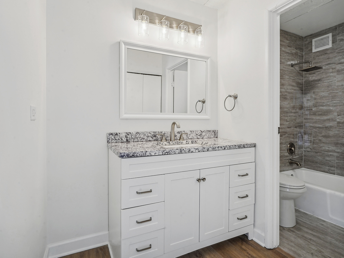 2015 South Finley Road, Unit 807 Lombard, IL 60148 - Photo 10 of 28 Gallery Image 10