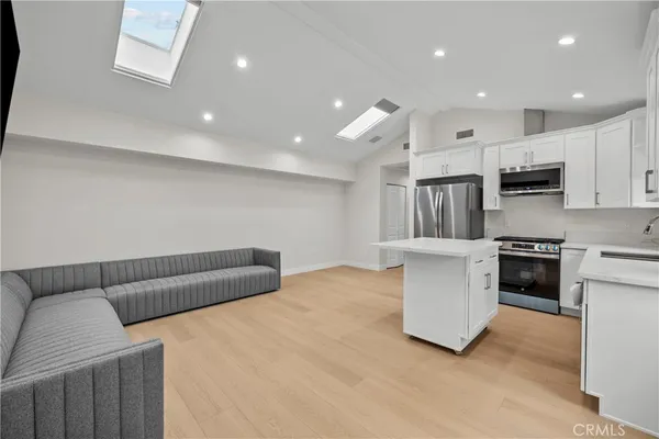 $3,995 | 2135 Canyon Drive, Unit 1/4, Los Angeles, CA 90068