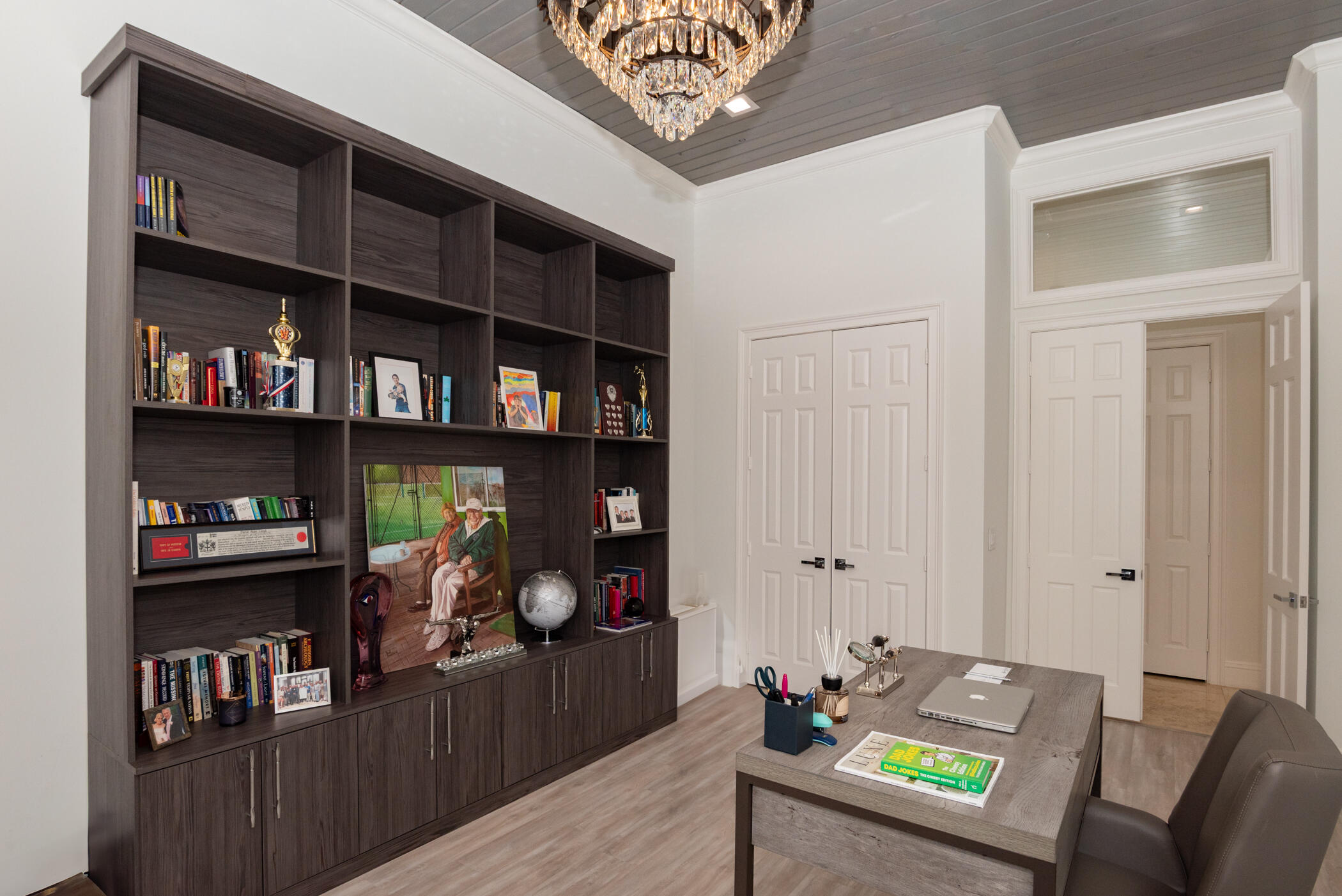 8246 Man O War Road Palm Beach Gardens, FL 33418 - Photo 29 of 55 a living room with furniture