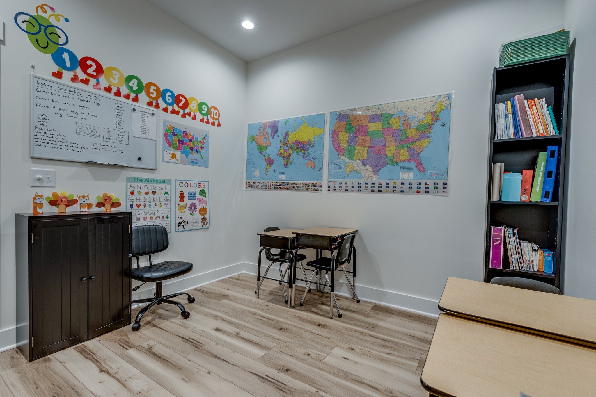 564 Mt Olive Cemetery Road Lynnville, TN 38472 - Photo 40 of 96 a living room with furniture and a book shelf