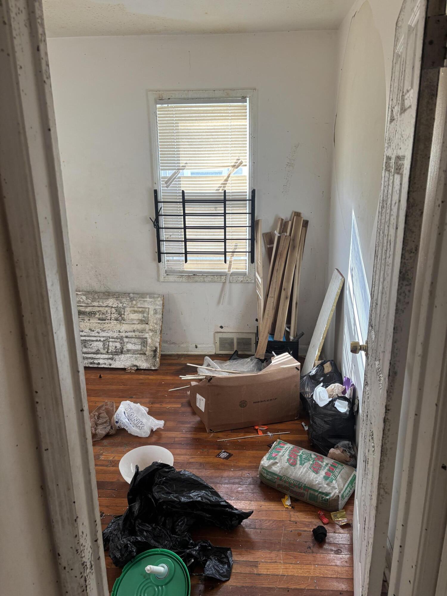 16232 Manning Street Detroit, MI 48205 - Photo 5 of 9 IMG_5753