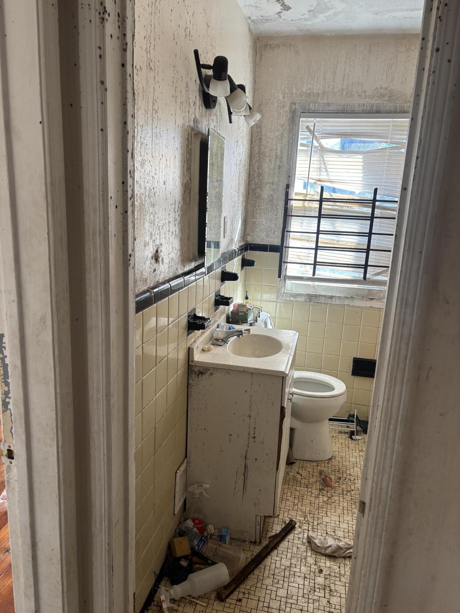 16232 Manning Street Detroit, MI 48205 - Photo 8 of 9 IMG_5750