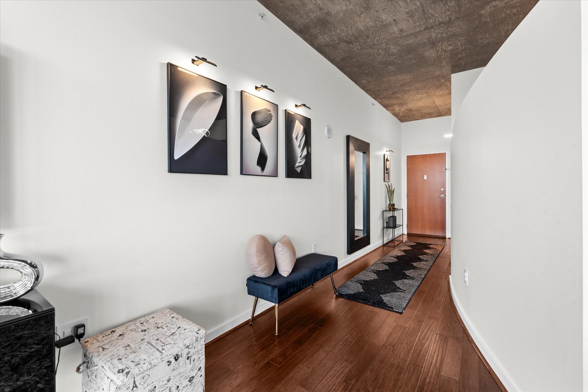 5925 Almeda Road, Unit 11107 Houston, TX 77004 - Photo 18 of 45 a view of a hallway with workspace