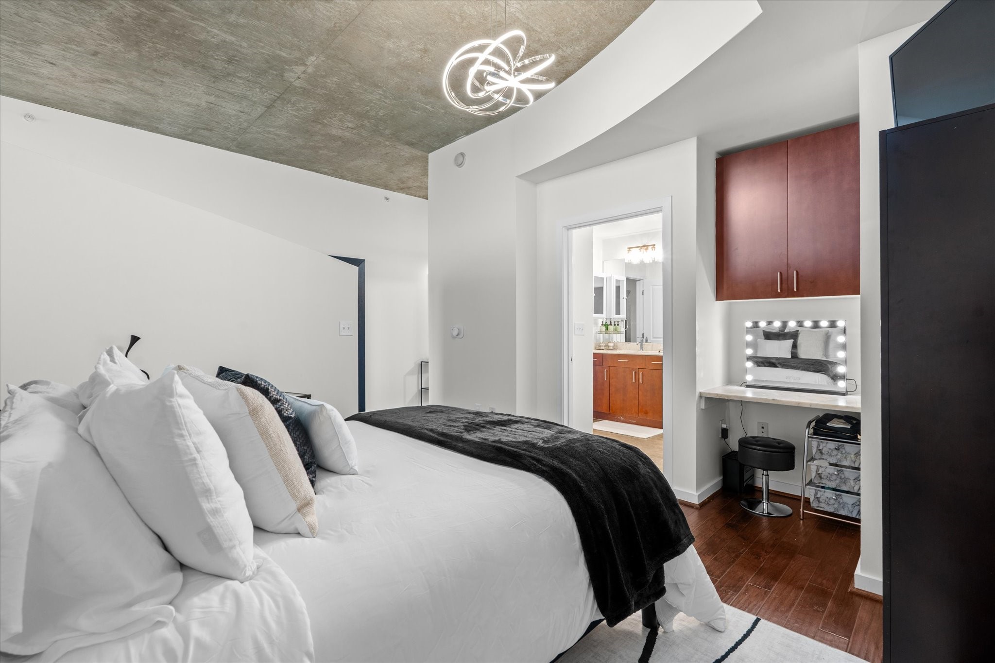 5925 Almeda Road, Unit 11107 Houston, TX 77004 - Photo 20 of 45 a bedroom with a bed and a table with chair