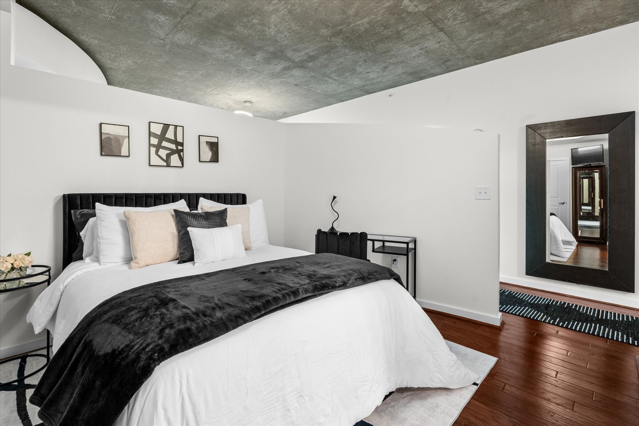 5925 Almeda Road, Unit 11107 Houston, TX 77004 - Photo 21 of 45 a bedroom with a large bed and a window