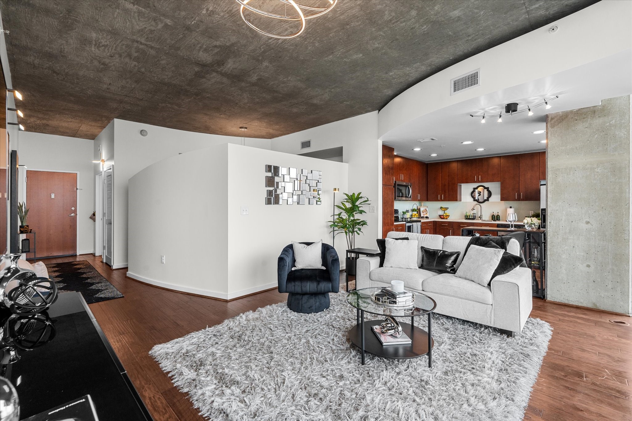 5925 Almeda Road, Unit 11107 Houston, TX 77004 - Photo 3 of 45 a living room with furniture and kitchen view