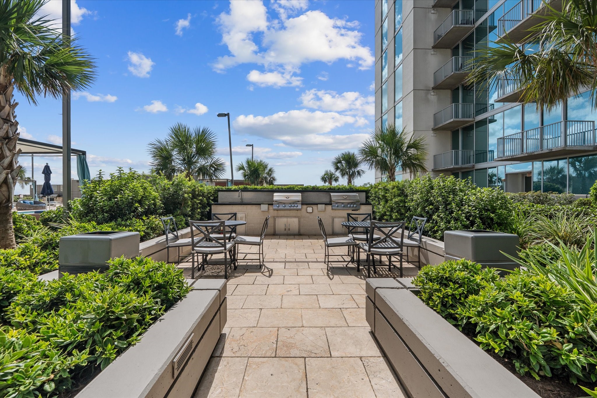 5925 Almeda Road, Unit 11107 Houston, TX 77004 - Photo 32 of 45 a view of balcony with outdoor seating and plants