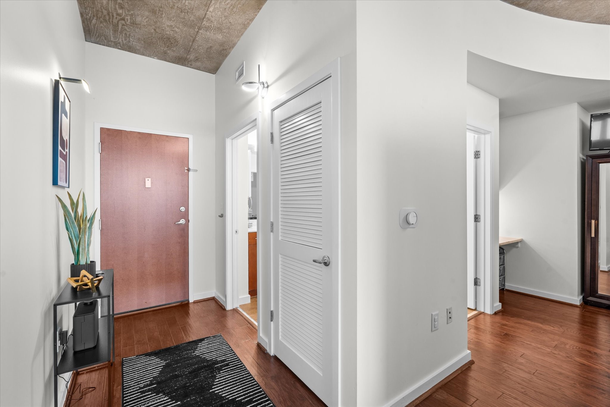 5925 Almeda Road, Unit 11107 Houston, TX 77004 - Photo 8 of 45 a view of a hallway with wooden floor and closet