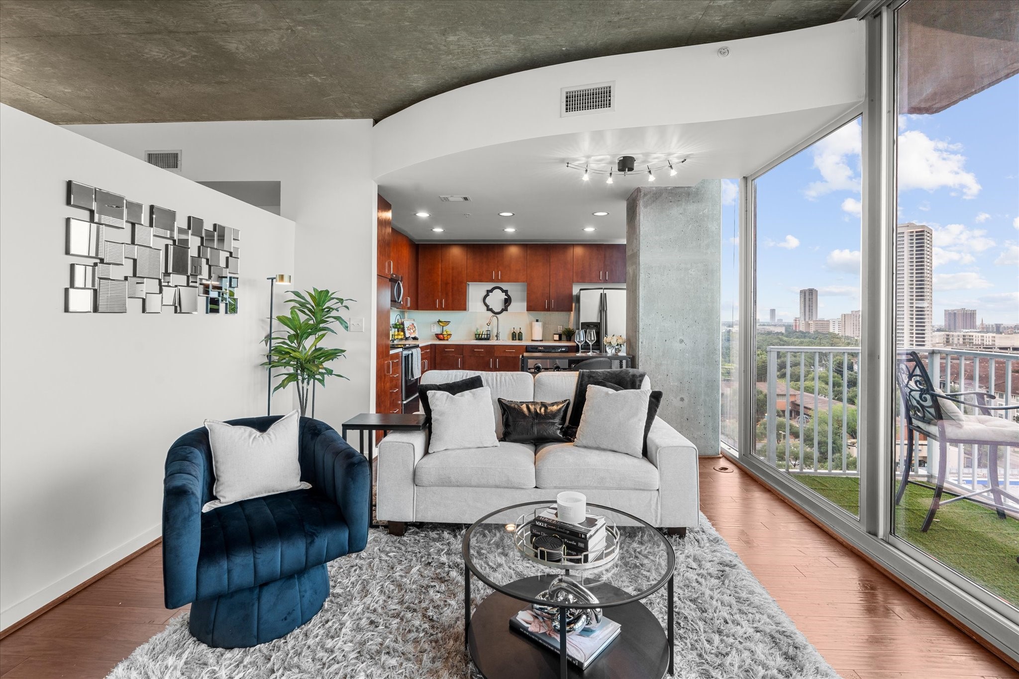 5925 Almeda Road, Unit 11107 Houston, TX 77004 - Photo 9 of 45 a living room with furniture and a large window