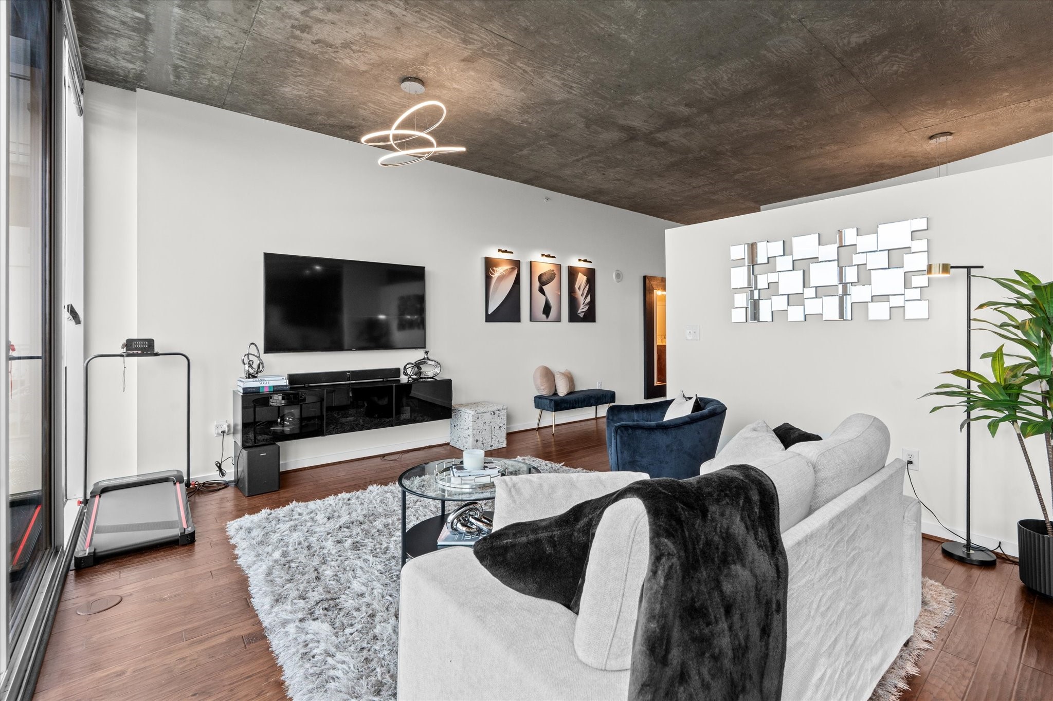 5925 Almeda Road, Unit 11107 Houston, TX 77004 - Photo 10 of 45 a living room with furniture and a flat screen tv