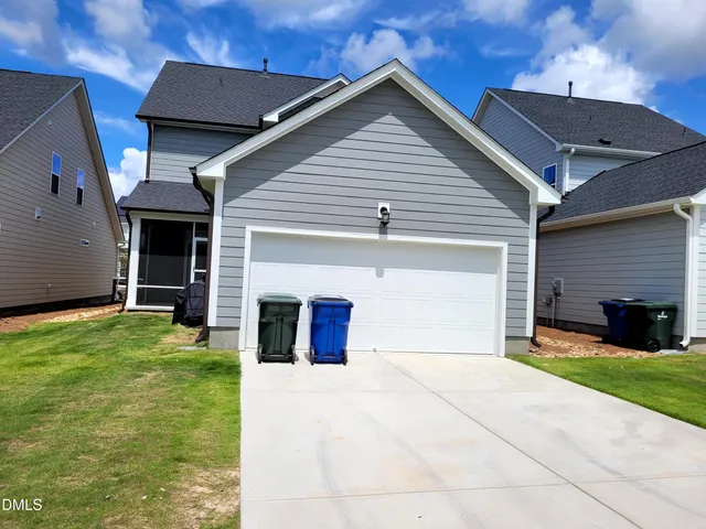 a view of a house with yard and garage