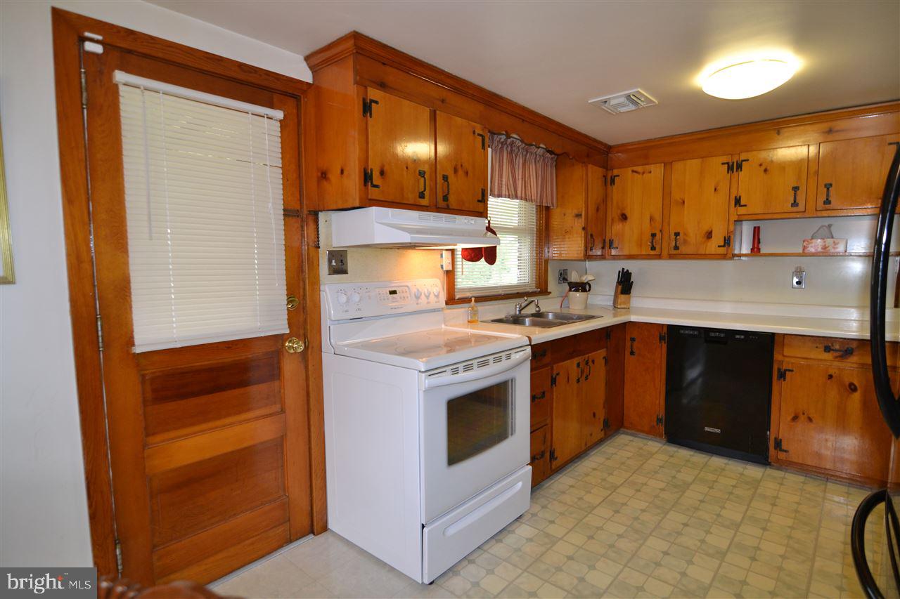 2075 Winding Road York, PA 17408 - Photo 17 of 36