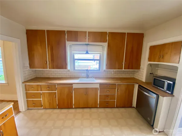 $3,400 | 5620 40th Avenue Southwest, Seattle, WA 98136