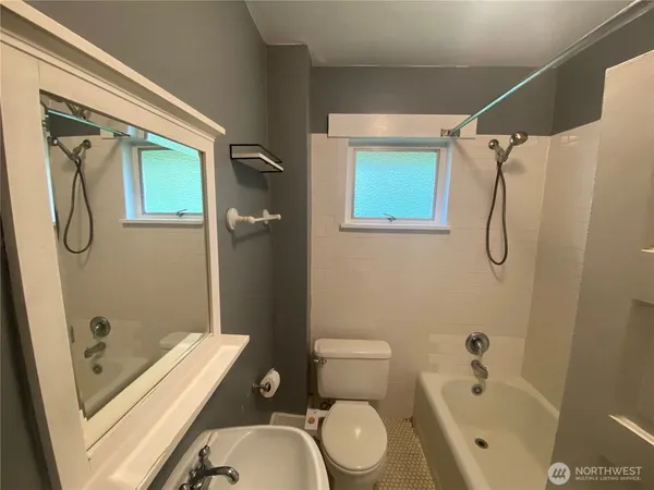 $3,400 | 5620 40th Avenue Southwest, Seattle, WA 98136